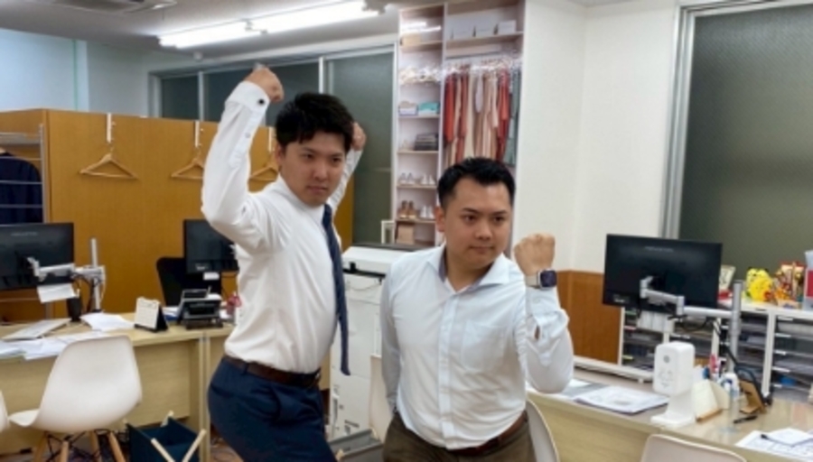 スーツ姿の担当者が書類をもとに相談者に説明している不動産関連の打ち合わせ風景