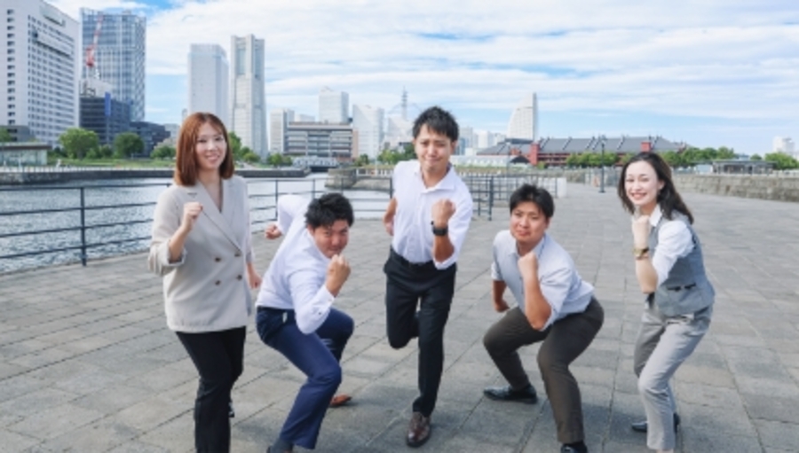 タブレットの上に並べられた家の模型と上昇する矢印が、不動産価値の上昇を示す