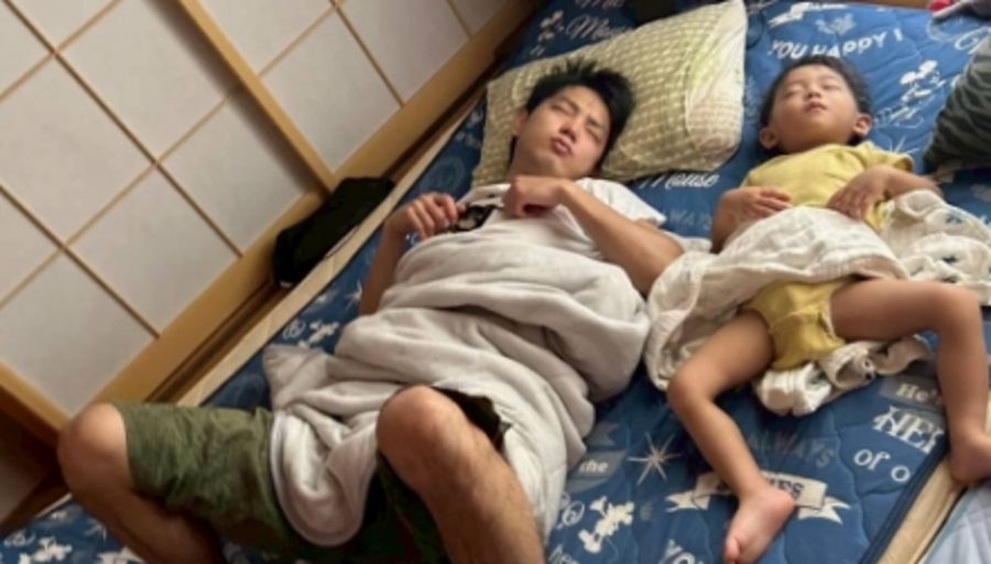 ノートパソコンとタブレットを使ってデータ分析や可視化を行っているビジネスシーン