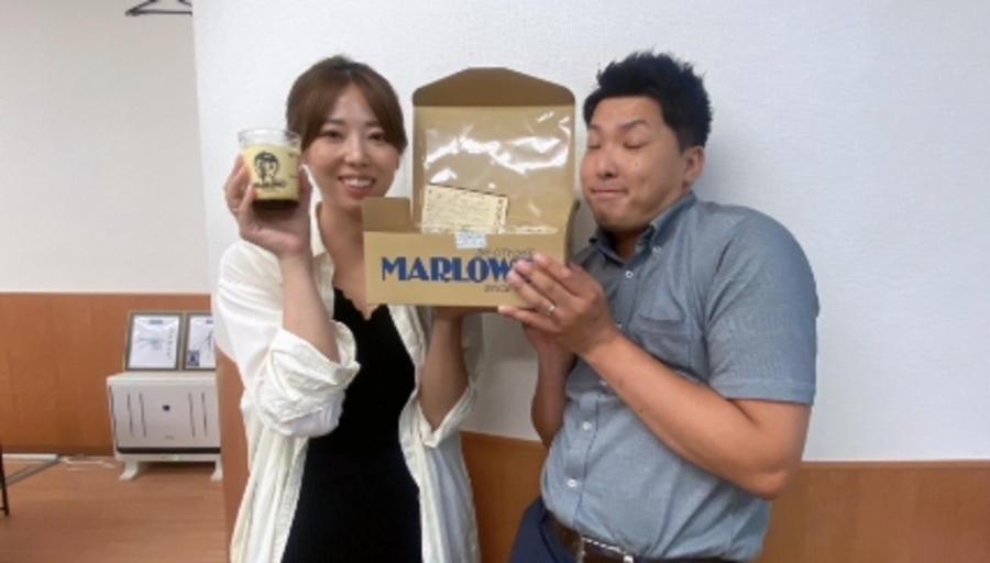 虫眼鏡で黄色い家の模型を拡大している、不動産選びのイメージ写真