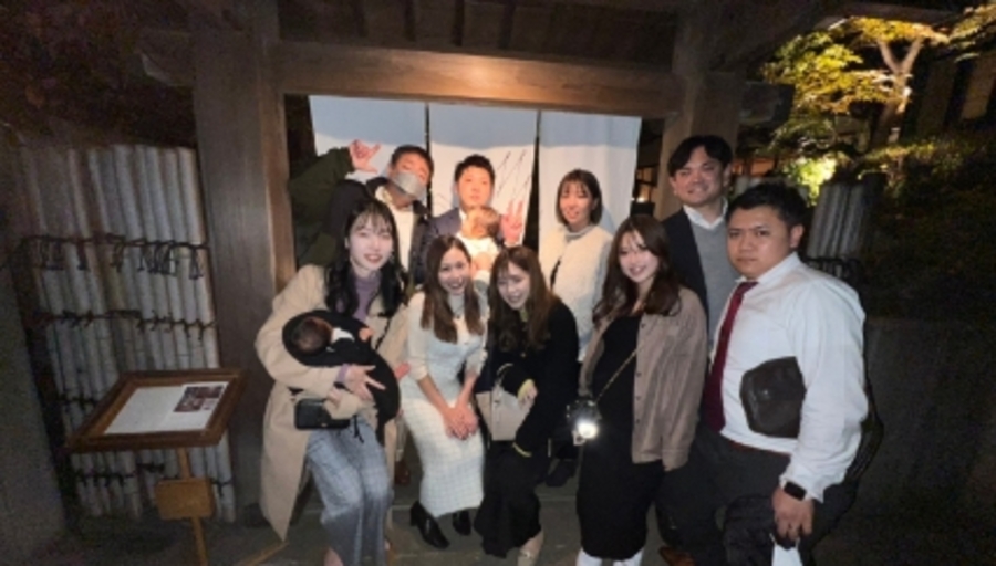 机の上に家の模型と鍵が置かれ、不動産契約の場面を示す写真