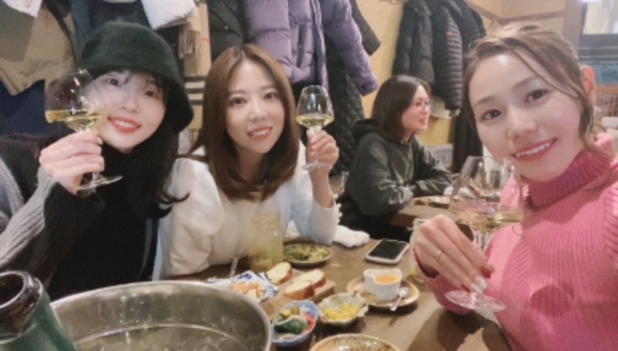 ビルの模型を使って説明しているスーツ姿の人物の手元を写した写真