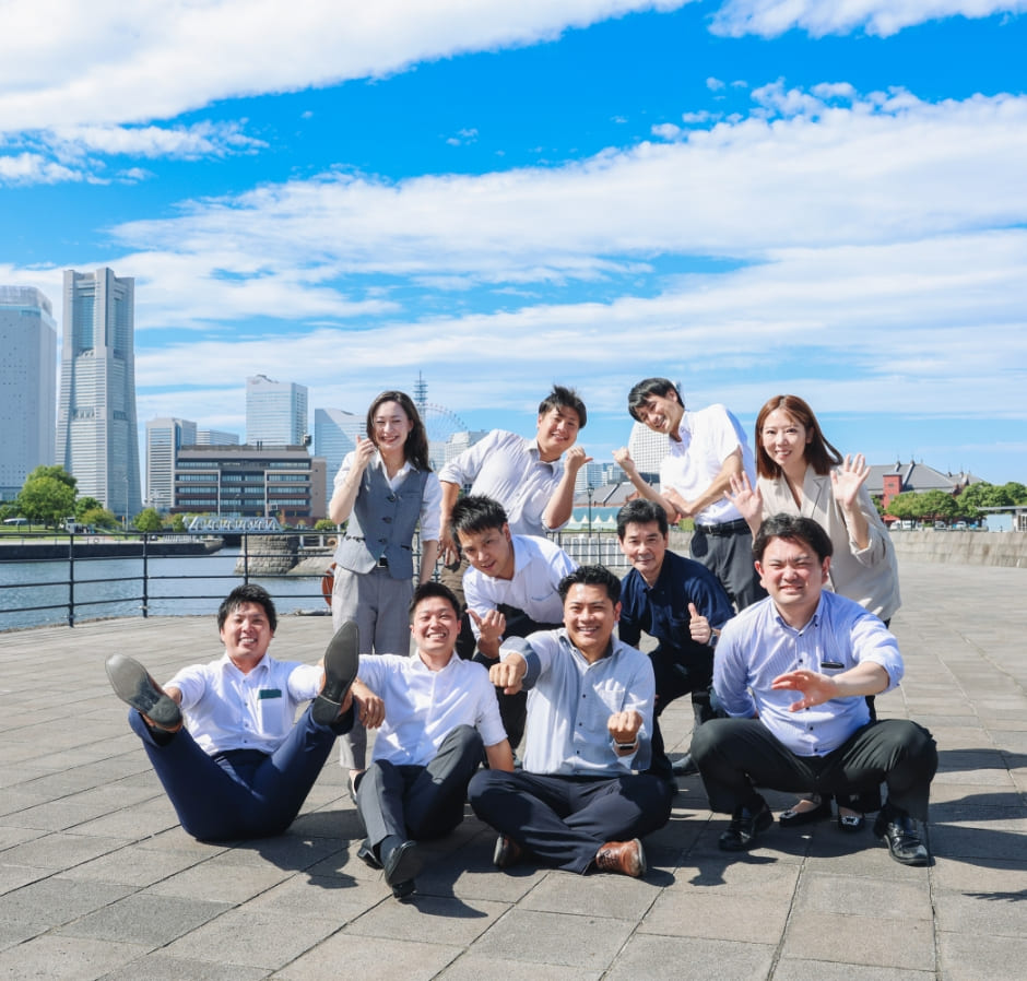 スーツ姿の男性と白い服の人物が握手を交わすビジネスシーンの写真